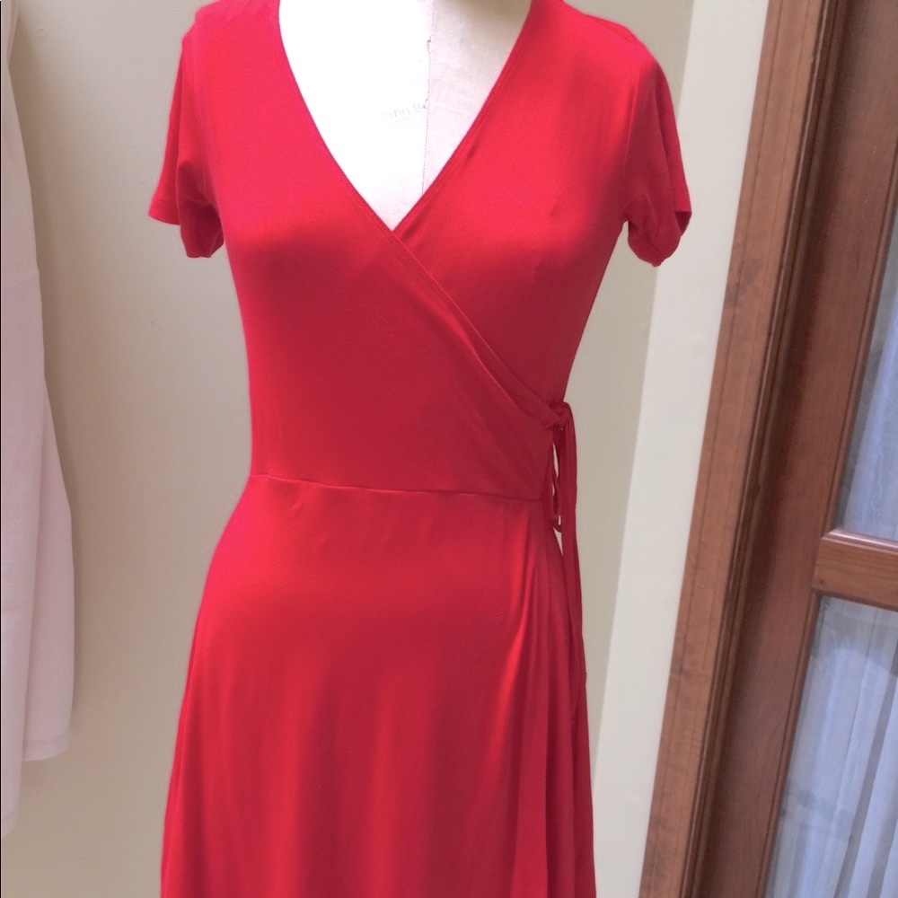 How cute is this little wrap dress!?!? 👗 NWOT